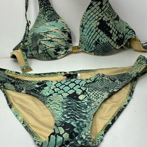 BCBGMAXAZRIA Push-up Plunge Bikini Top size S It has an animal print pattern.
